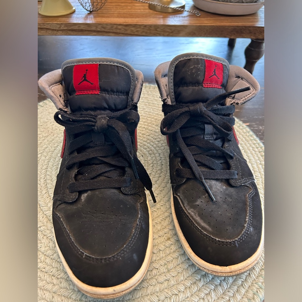 Big Kids size 3 Nike Air Jordan shoes. - Picture 5 of 9